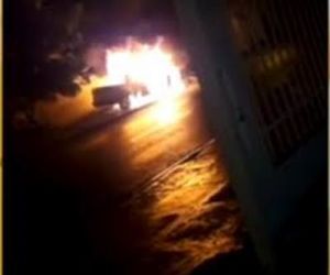 Carro é destruído pelo fogo em frente a restaurante na Capital