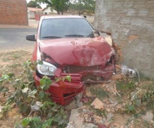 Automóvel colide contra muro na Avenida Nossa Senhora da Guia