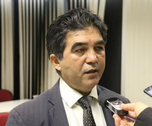 Líder diz que governador deve conversar com partidos sobre reforma