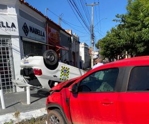 Carro capota em colisão lateral e interdita rua no Centro de Teresina