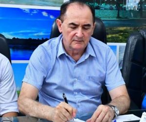 Antônio Reis assina ordens de serviço para adequação de estradas na zona rural de Floriano