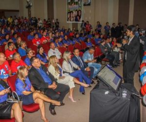 Deputados participam de encontro do PL no Cine Teatro da Alepi