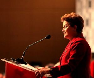 Dilma recebe documento que pede reformas política, agrária e tributária