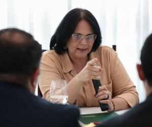 Após veto de Bolsonaro, Damares anuncia programa para distribuição de absorventes