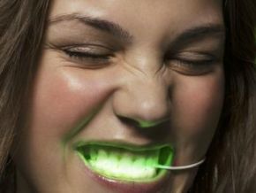 Nova moda no Japão: luzes de LED iluminam o sorriso de todos  Leia mais no Baixaki: http://www.baixa