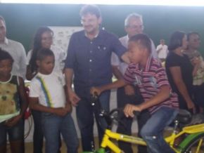 Alunos de Floriano recebem bicicletas do Projeto Pedala Piauí