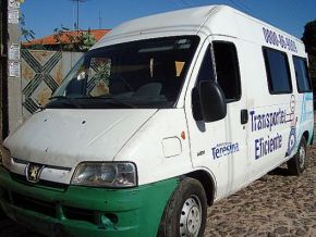 Van do Transporte Eficiente invade casa na zona Norte
