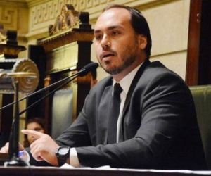 Filho de Bolsonaro ataca ministro, e caso de laranjas provoca crise no governo