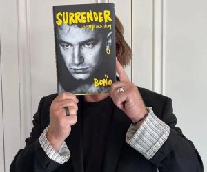 Bono, do U2, lança biografia "Surrender"
