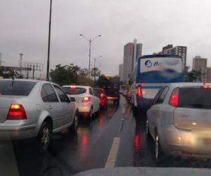 Teresina amanhece com chuva, ruas alagadas e congestionamentos