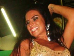 Solange Gomes deixa pernão à mostra no samba