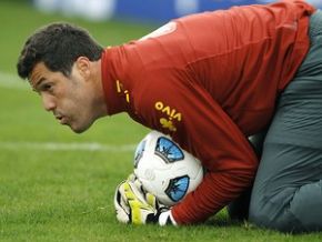 Sem a Jabulani pela frente, Julio César elogia bola da Copa América
