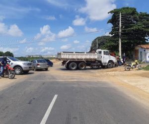 Três pessoas ficam feridas ao colidir moto com caminhão e serem arremessadas contra carro na BR-316