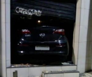 Carro invade loja de fardamentos após perseguição policial