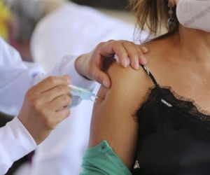 Brasil chega a 51% da população com vacinação completa