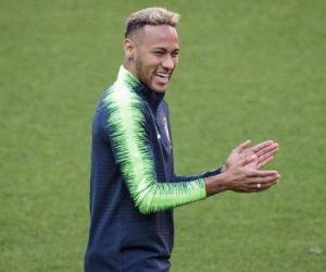 Neymar garante permanência no PSG e brinca com fama de ?cai-cai?