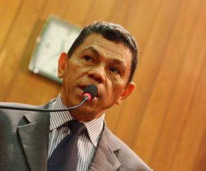 Líder do governo esclarece situação de máquinas paradas