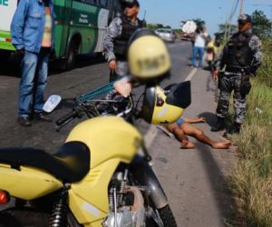 Homem sem identificação é encontrado deitado na BR-343