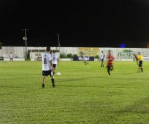 Partida solidária em prol do ex-jogador Carlos Silva atendeu expectativas