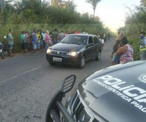 Mulher morre após colisão de motocicleta na traseira de veículo na PI-130