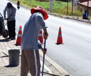 Canteiros centrais de Floriano passam por recuperação
