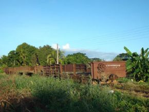 Vândalos param trem cargueiro e roubam combustível de vagão