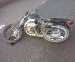 Motociclista morre degolado durante colisão com caminhão