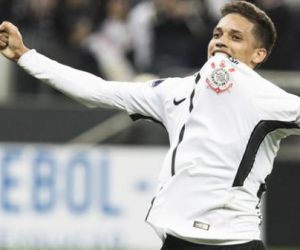 Após vitória do Corinthians, Pedrinho realiza sonho e ganha camisa de Robinho