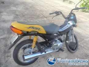 Adolescente colide moto contra veículos estacionados em Floriano