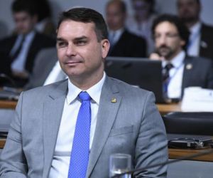 Flávio Bolsonaro sofre acidente de quadriciclo em praia do Ceará