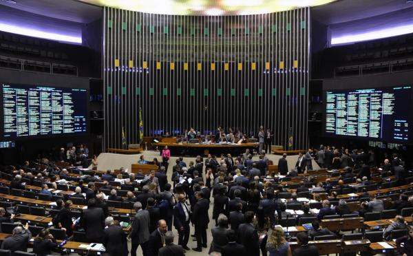 Entre pautas polêmicas e precatórios, Câmara aprovou 244 projetos