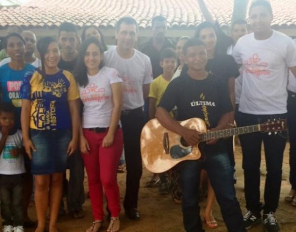 Gilberto J&uacute;nior visita Comunidade Terap&ecirc;utica em companhia de jovens.(Imagem:Waldemir Miranda)