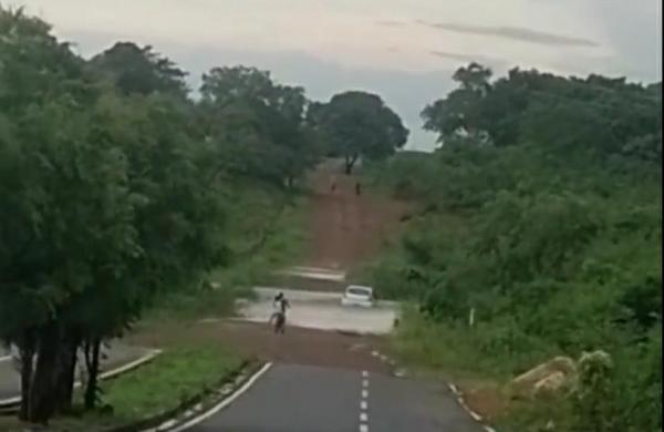 Já o corpo do motorista foi localizado pelos moradores à noite, por volta das 21h, no Riacho dos Tamarindos, a cerca de 4 quilômetros de distância do local do acidente. Os familia(Imagem:Reprodução)