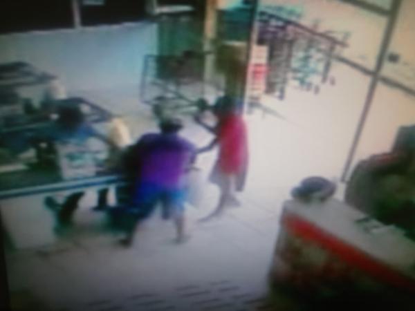 Supermercado &eacute; assaltado no bairro Catumbi.(Imagem:FlorianoNews)