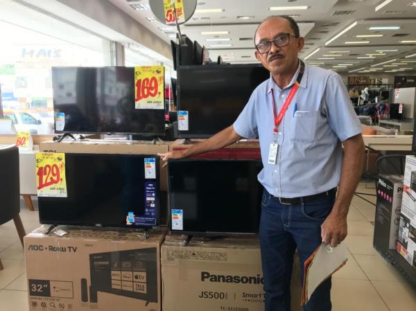 Pedro, colaborador do setor de m&oacute;veis e eletros do Armaz&eacute;m Para&iacute;ba(Imagem:FlorianoNews)