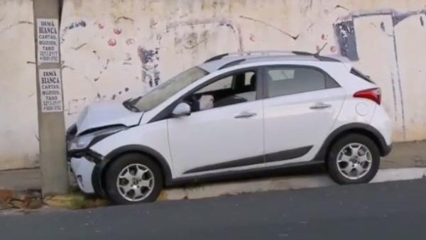 Motorista colide carro em poste e bairros ficam sem energia