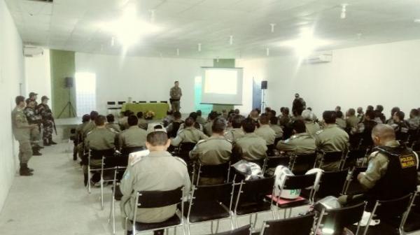 Policiais militares participam de forma&ccedil;&atilde;o sobre opera&ccedil;&otilde;es policiais em Floriano.(Imagem:FlorianoNews)