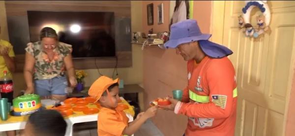 Fã de garis, menino ganha festa de aniversário com o tema e visita de coletores de lixo em Floriano
