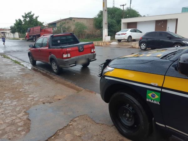 PRF encontra carga de cigarros ilegais e motorista é preso suspeito de contrabando, no Piauí