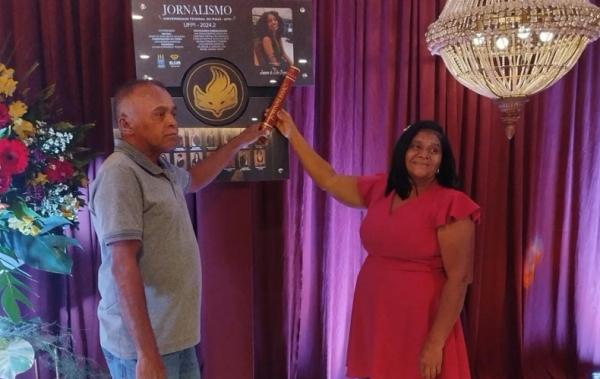 Pais de Janaína Bezerra recebem diploma simbólico em colação de grau na UFPI