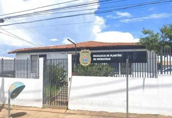 Grávida de 8 meses pula muro para furtar casa em Minas Gerais