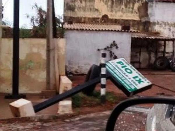 Placas ficaram ca&iacute;das ap&oacute;s a tempestade.(Imagem:Clediomar Sousa/Blog Lagoa do Rato)