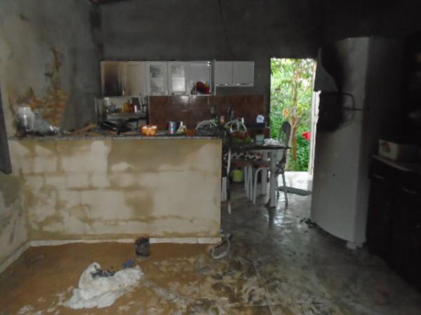 Vazamento em botij&atilde;o de g&aacute;s provoca inc&ecirc;ndio em resid&ecirc;ncia na Vila Parna&iacute;ba.(Imagem:FlorianoNews)