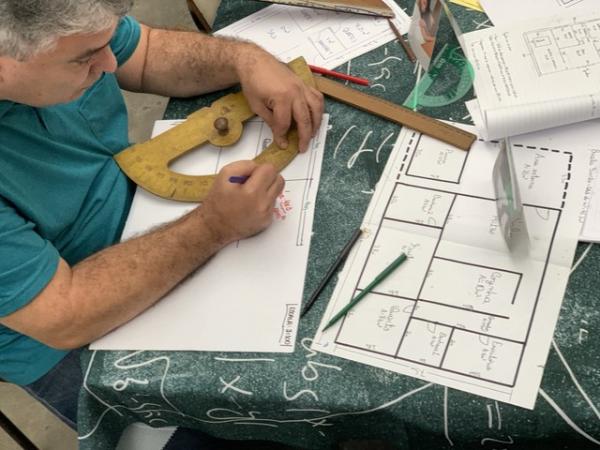 Ganhador do prêmio Educador do Ano conta como ensinou matemática ao desafiar alunos a projetar casa