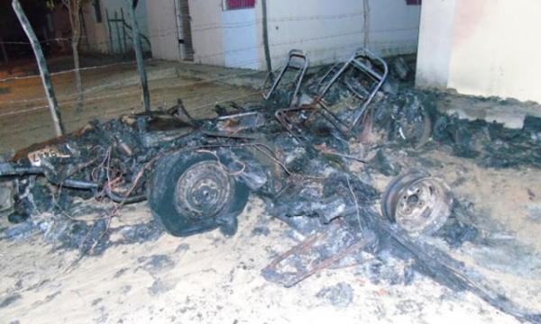 Suspeito tem carro incendiado por populares após atirar em pedreiro