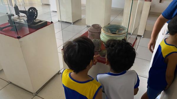 Alunos do Sesc Centro Educacional Prof.ª Rubenita Ferreira de Souza visitam o Espaço Cultural Maria Bonita, em Floriano.(Imagem:Divulgação)