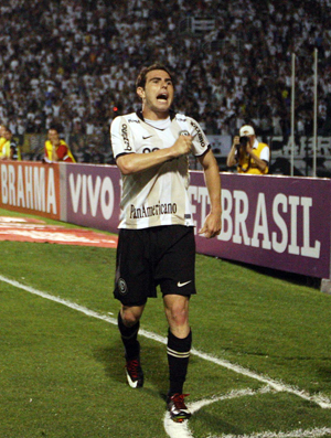 Timão leva susto, mas goleia o Goiás e fica a um ponto do líder Fluminense