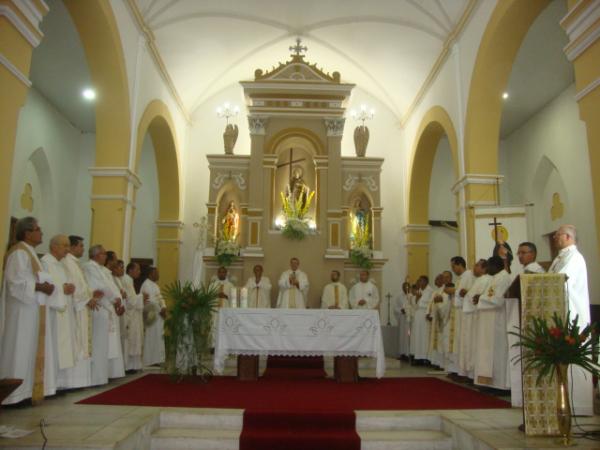 Padres e Frades no altar para celebra&ccedil;&atilde;o na Catedral de S&atilde;o Pedro de Alcantara(Imagem:reda&ccedil;&atilde;o)