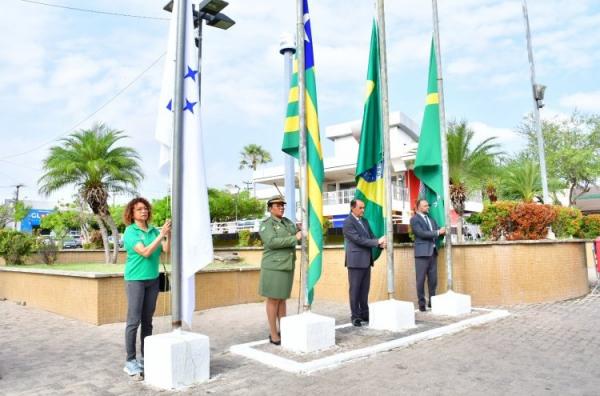 Hasteamento das bandeiras marca o início da Semana da Pátria em Floriano