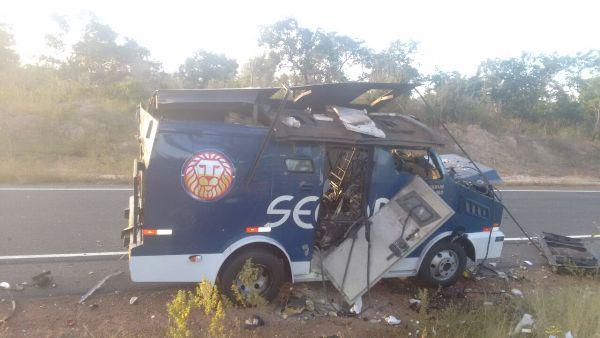 Criminosos explodem carro-forte na PI-140 em Floriano